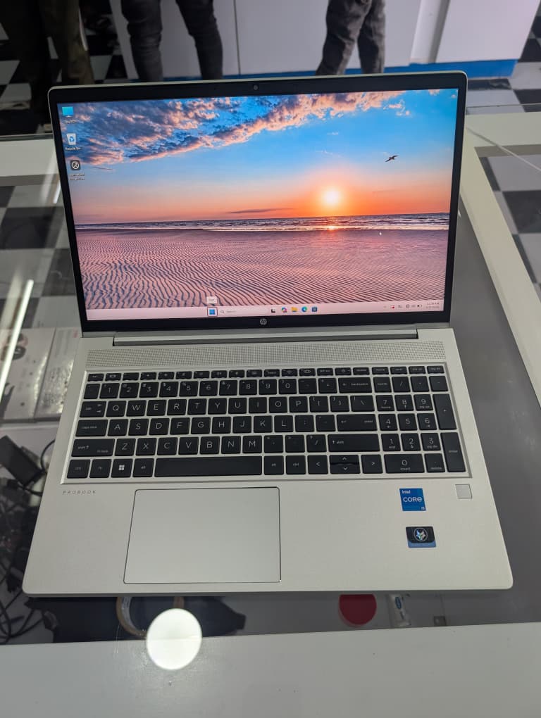 Laptop rental showroom